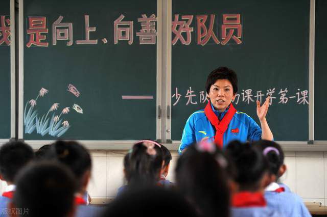 他住杭州时，我们经常在杭州碰面，其实，在杭州，我的朋友，包括马云，我们经常一起和金庸先生喝茶聊天